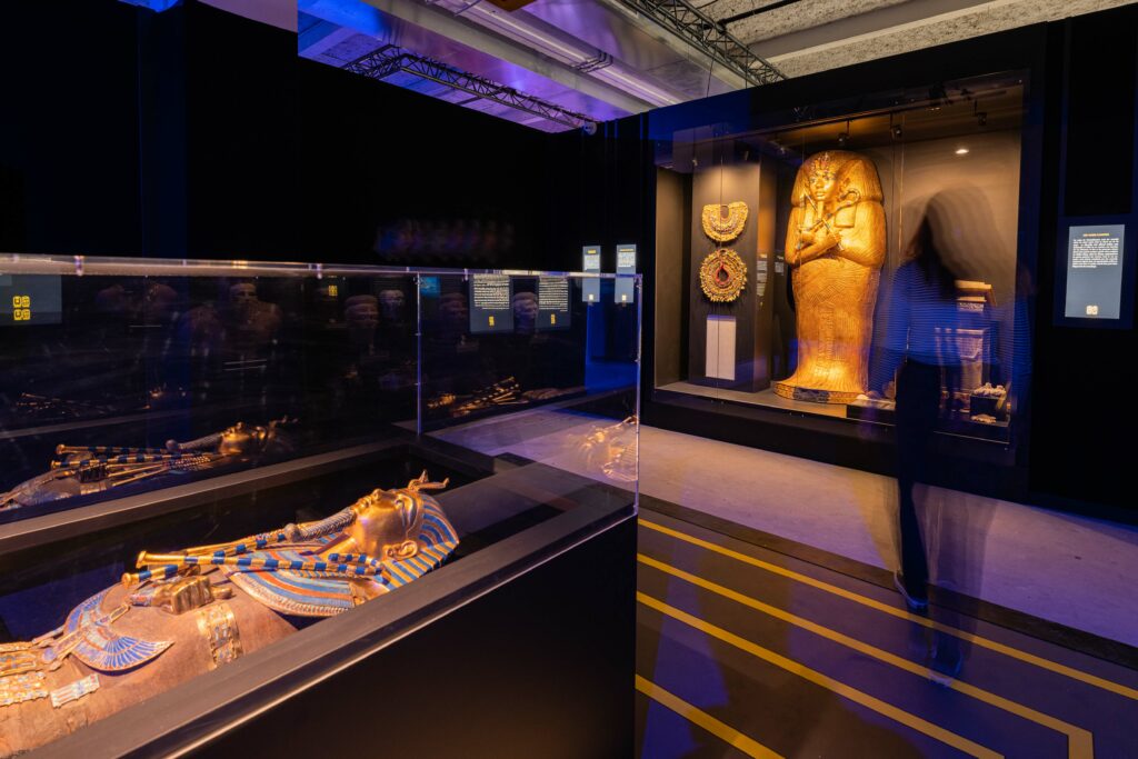 L'exposition Toutankhamon à Metz. Ici : la re-création de plusieurs statues trouvées dans le tombeau de Toutankhamon. Idéal pour une visite scolaire !