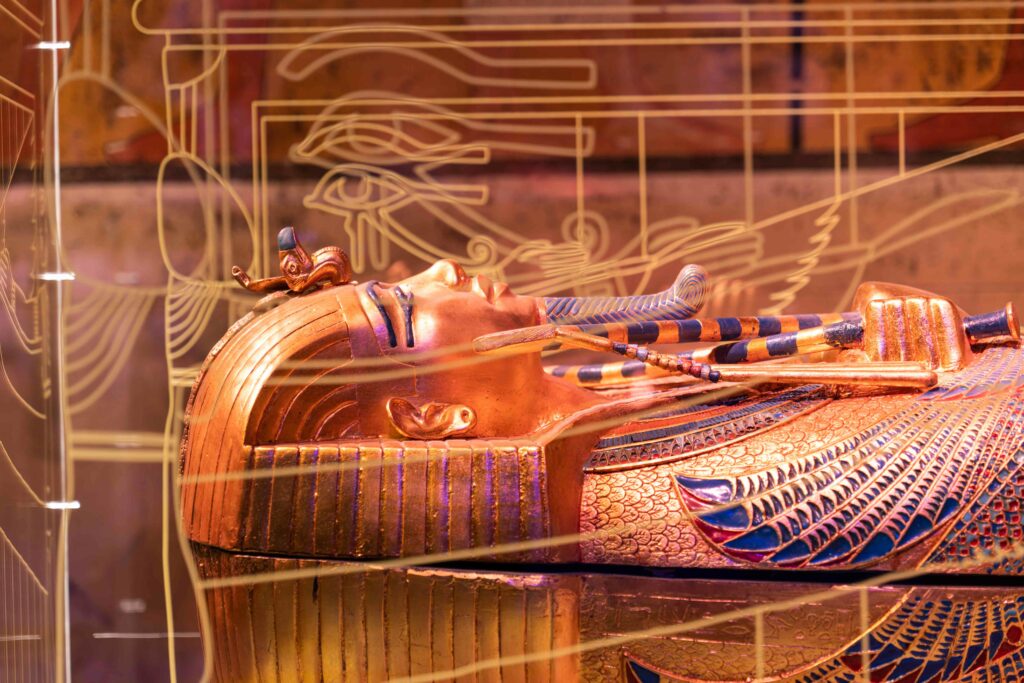 L'exposition Toutankhamon à Metz. Ici : le tombeau de Toutankhamon tel que recrée au sein du parcours.